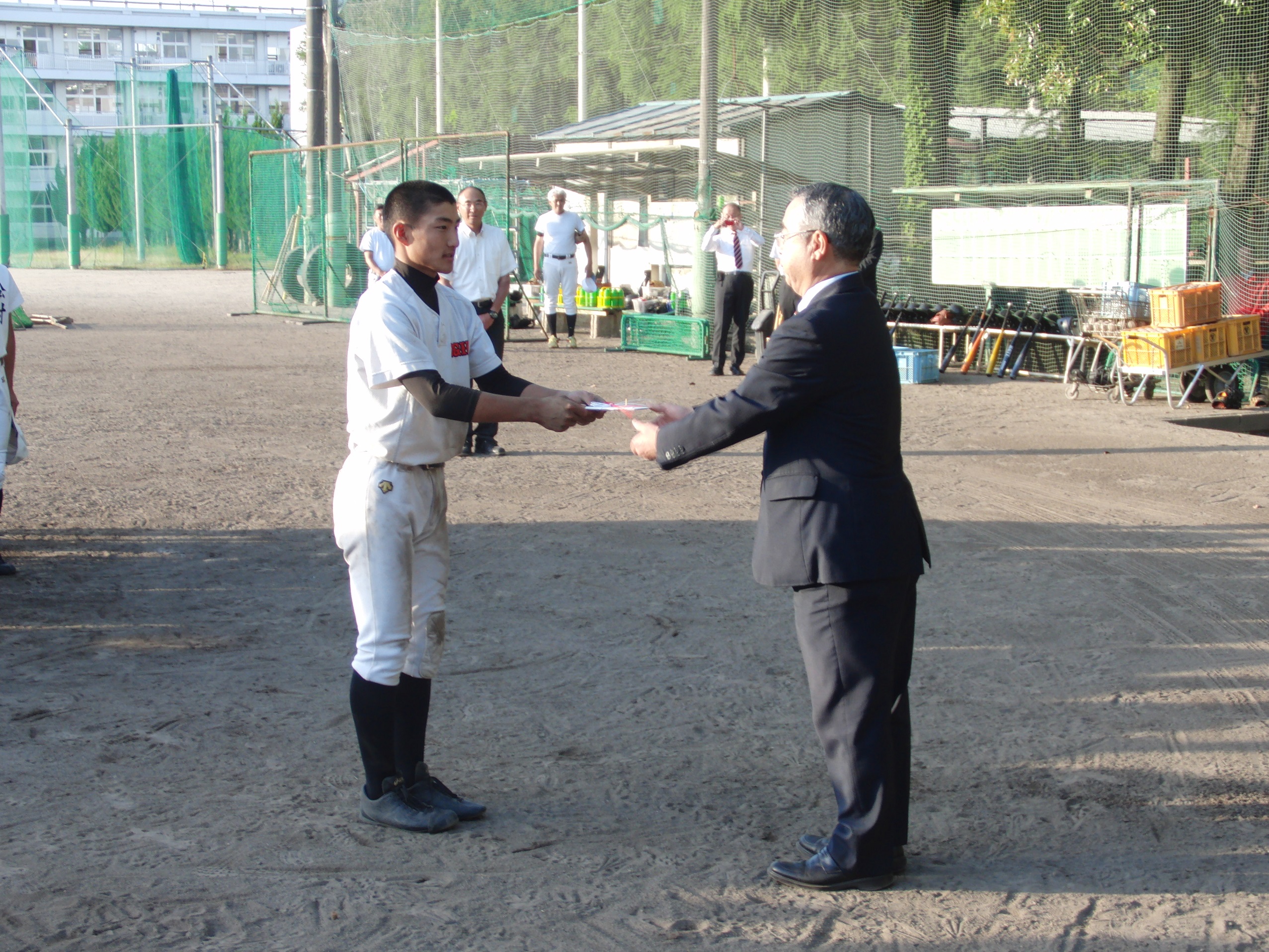 本年度の現役激励贈呈式がおこなわれました。
