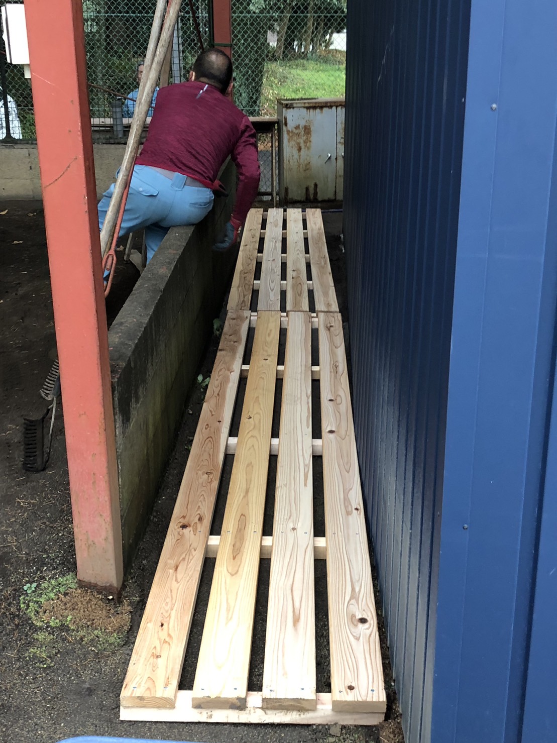 部室裏にすのこを寄贈しました。