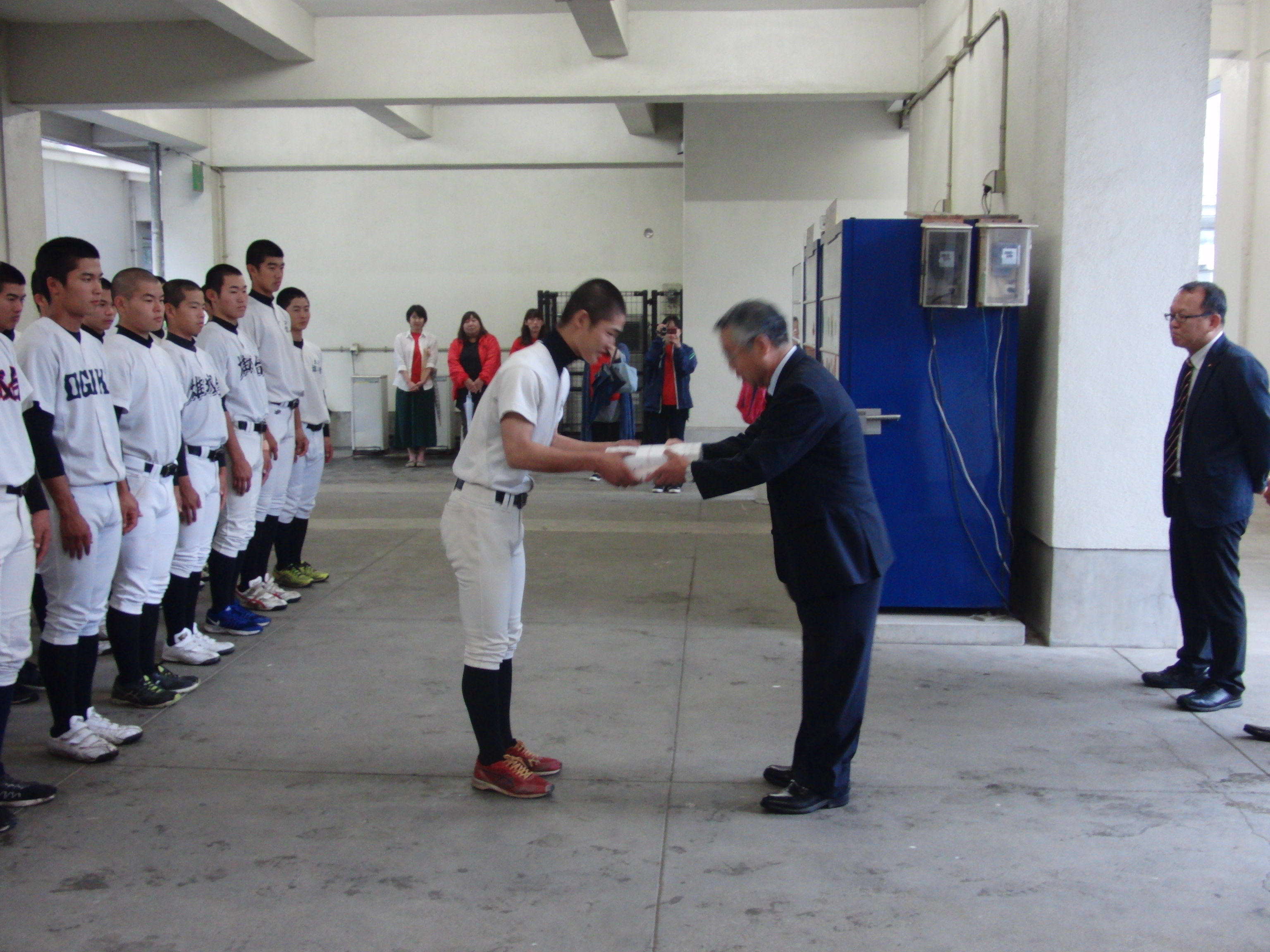 本年度の現役補助贈呈式がおこなわれました。